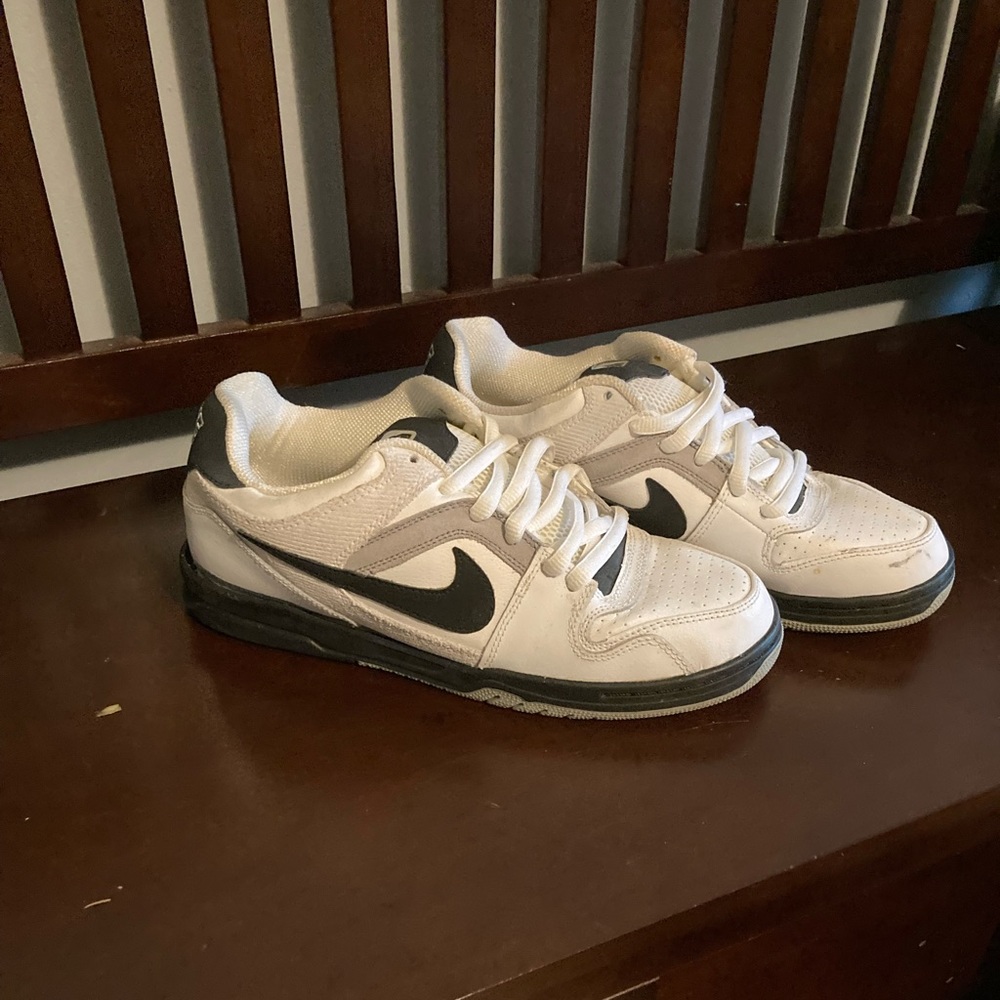 Nike 6.0 skate shoes! EUC!! White black and grey mens size 8